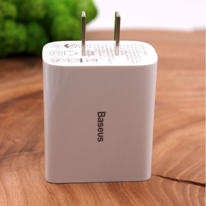 Сетевое зарядное устройство 2USB/18W QC3.0 Baseus ccfs-q01