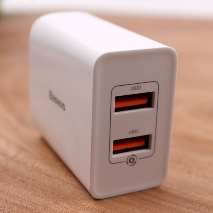 Сетевое зарядное устройство 2USB/18W QC3.0 Baseus ccfs-q01