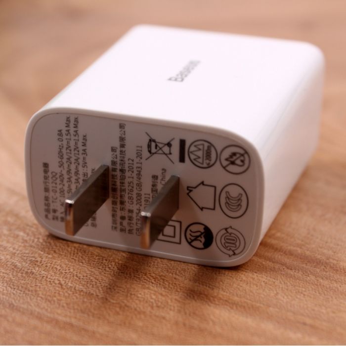 Сетевое зарядное устройство 2USB/18W QC3.0 Baseus ccfs-q01