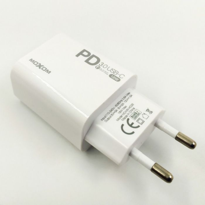 Сетевое зарядное устройство с быстрой зарядкой Type-c/Lightning  MOXOM MX-HC25
