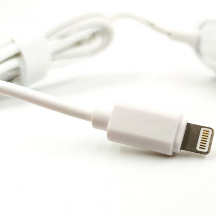 Сетевое зарядное устройство для iPhone Lightning + 2USB 2.4A MOXOM